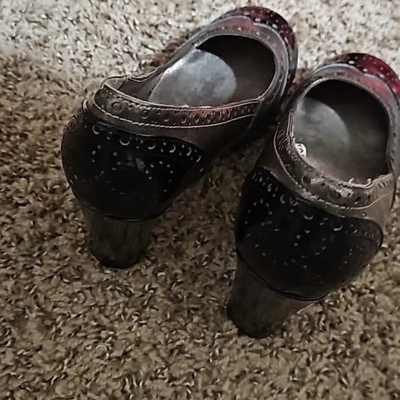 Black and gunmetal grey Mossimo heals. Size 8 with 3 inch heals. - Picture 2 of 4